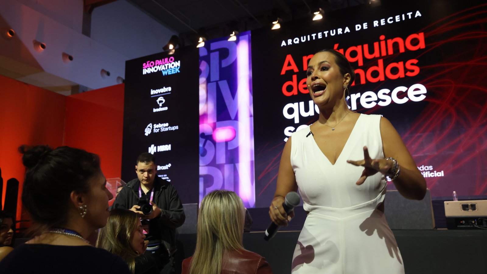 Camila Farani em palestra sobre inteligência artificial e negócios