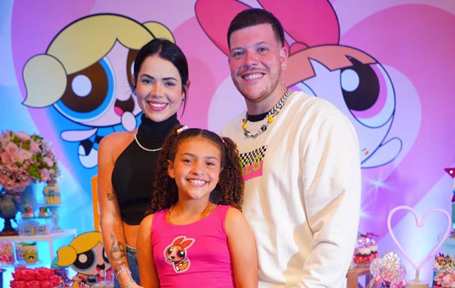 Thaís Vasconcellos, Ferrugem e Júlia em imagem relacionada à despedida antes do intercâmbio